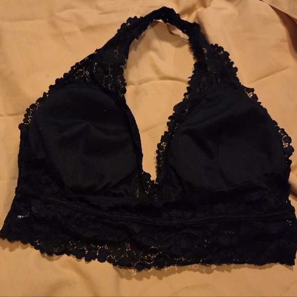 🔴2 For $10 🖤Chic Black Lace Halter Bralette🖤 - Picture 2 of 3